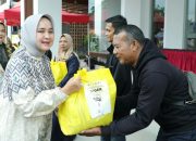 Ketua Dekranasda Provinsi Lampung Riana Sari Arinal saat memberikan bantuan paket sembako kepada masyarakat yang membutuhkan || Foto: Adpim Pemprov Lampung