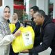 Ketua Dekranasda Provinsi Lampung Riana Sari Arinal saat memberikan bantuan paket sembako kepada masyarakat yang membutuhkan || Foto: Adpim Pemprov Lampung