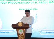 Gubernur Lampung Arinal Djunaidi saat meresmikan produk air minum kemasan Rumah Sakit Umum Daerah Abdoel Moeloek (RSUDAM) AM-Qua || Foto: Adpim Pemprov Lampung