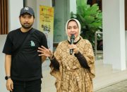 Ketua Dekranasda Provinsi Lampung Ibu Riana Sari Arinal saat melaksanakan Gerakan "Beli dan Bagi" || Foto: Adpim Pemprov Lampung