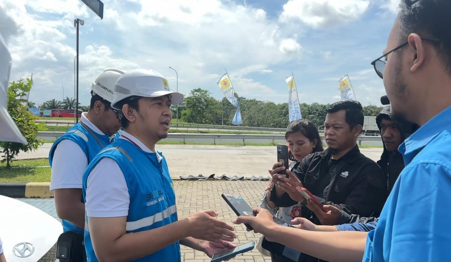 GM PLN UID Lampung, Sugeng Widodo saat diwawancara sejumlah awak media di Rest Area JTTS KM49A terkait kesiapan Posko Mudik PLN dan SPKLU || Foto: Adpim Pemprov Lampung