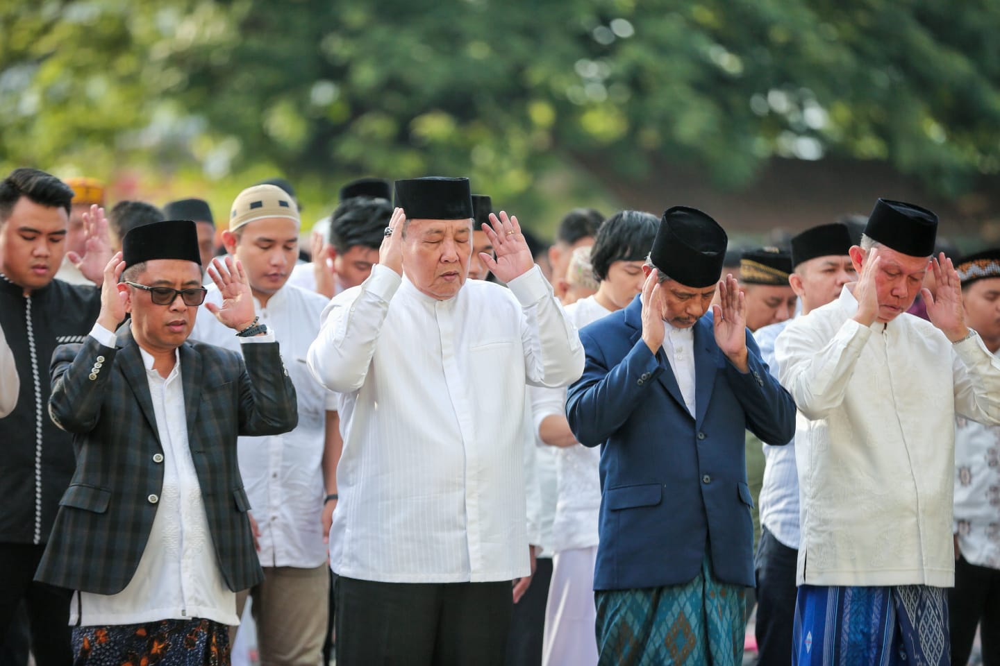 Gubernur Lampung Arinal Djunaidi bersama keluarga dan Forkopimda melaksanakan Shalat Idul Fitri 1445 H di Lapangan Korem 043 Garuda Hitam, Saburai Enggal Bandar Lampung || Foto: Adpim Pemprov Lampung