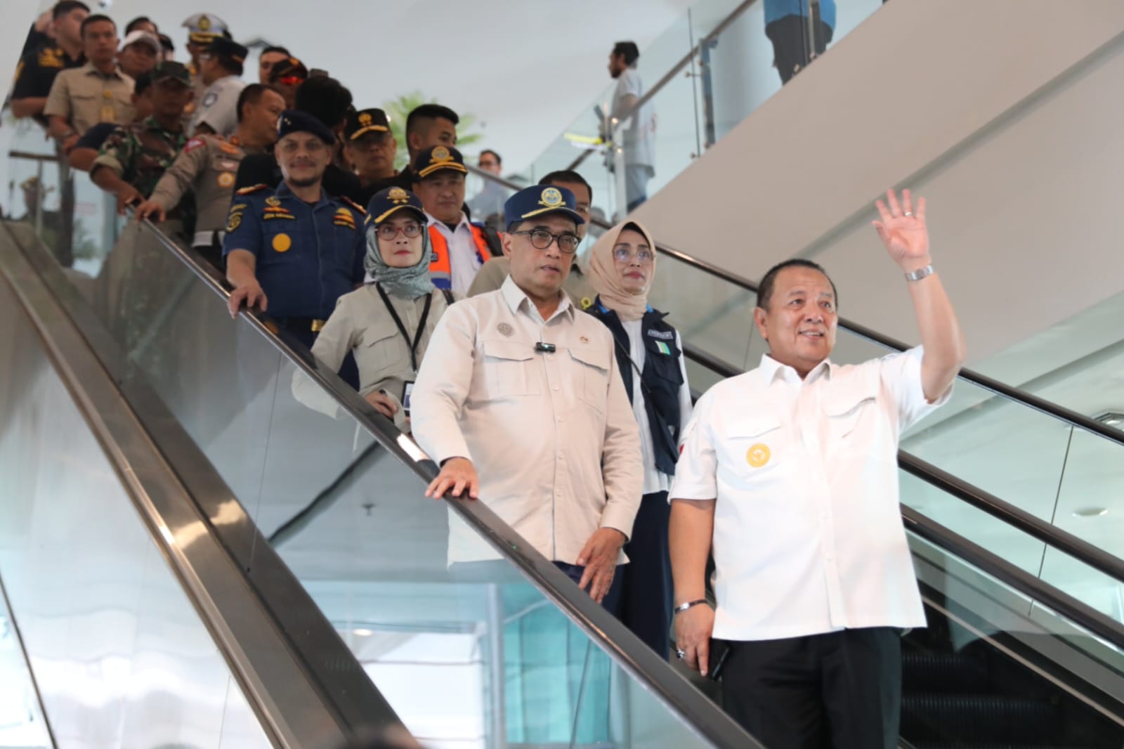 Gubernur Lampung Arinal Djunaidi mendampingi Menhub Budi Karya Sumadi dan Menko PMK Muhadjir Effendy meninjau arus balik Idul Fitri 1445 H di Pelabuhan Bakauheni || Foto: Adpim Pemprov Lampung
