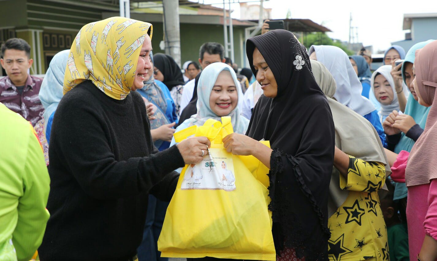 Ketua Tim Penggerak PKK Provinsi Lampung Ibu Riana Sari Arinal memberikan bantuan program Siger kepada warga terdampak banjir di Kampung Tanjung Jati, Kelurahan Negeri Olok Gading, Teluk Betung Barat || Foto: Adpim Pemprov Lampung
