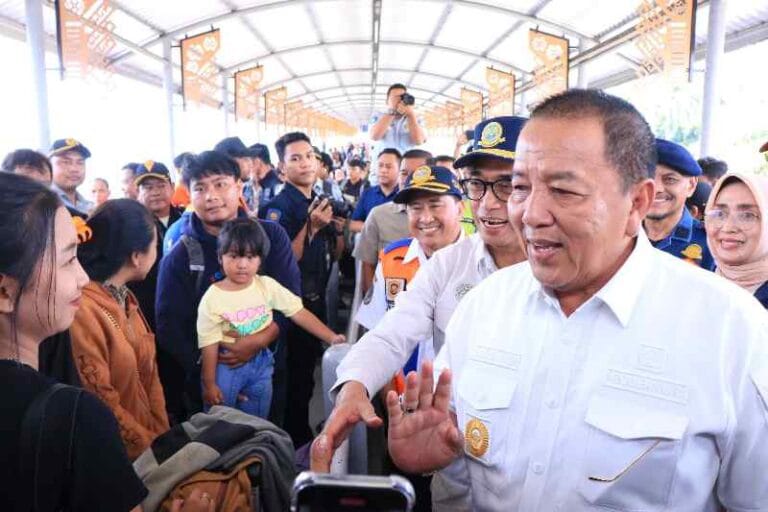 Gubernur Lampung Arinal Djunaidi saat meninjau arus balik Idul Fitri 1445 H di Pelabuhan Bakauheni || Foto: Istimewa