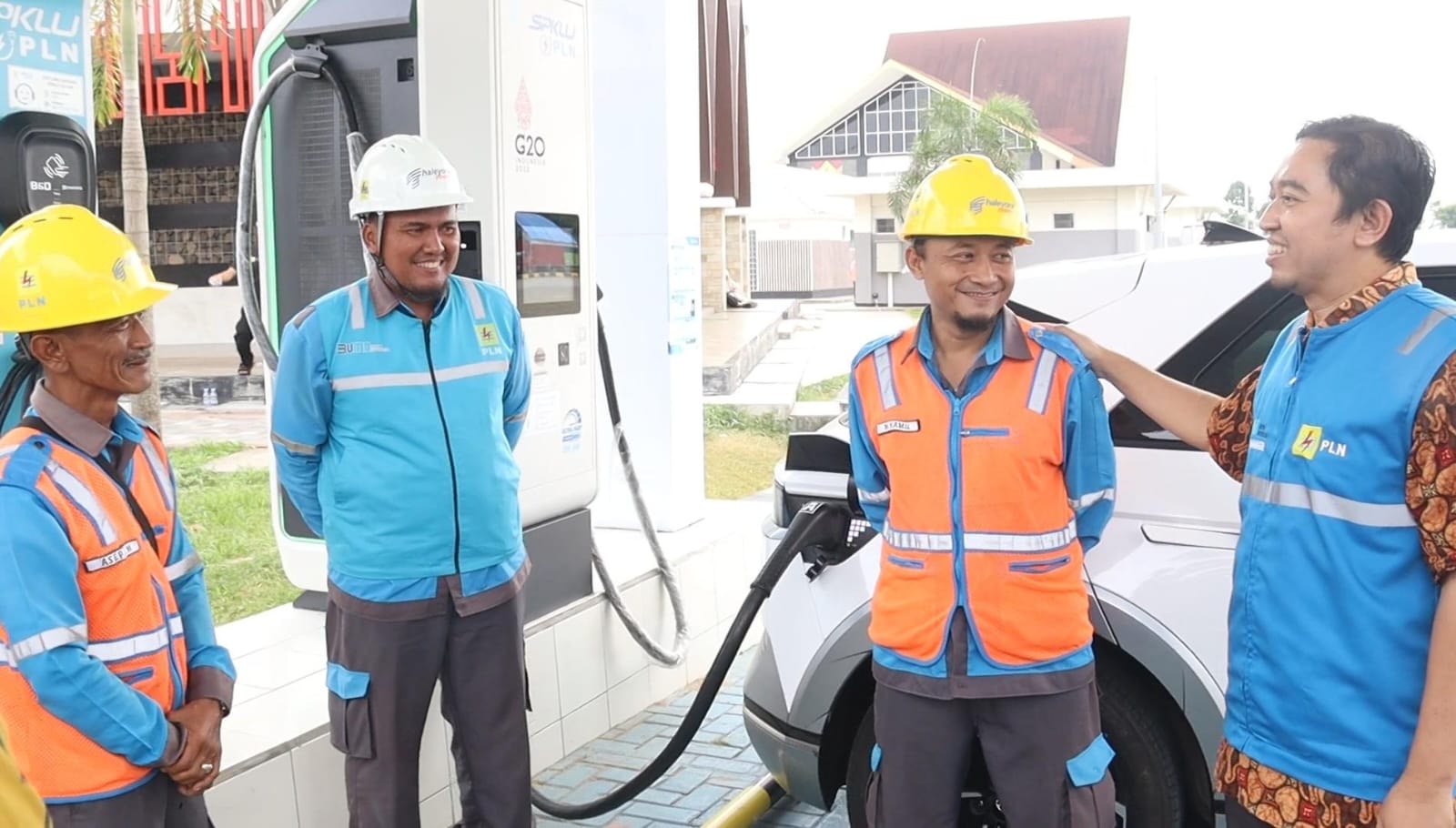 Sugeng Widodo, General Manager PLN UID Lampung menyapa dan memberikan semangat kepada operator Pelayanan Teknik (Yantek) yang sedang bersiaga di SPKLU Rest Area JTTS KM 20B || Foto: PLN UID Lampung