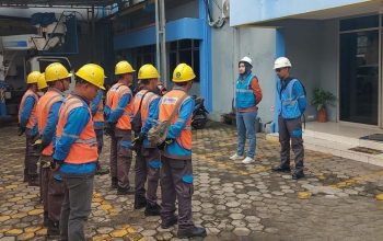 Ulfah Nisa Fitri, Manager PLN ULP Karang melaksanakan briefing kepada petugas Pelayanan Teknik (Yantek) saat Siaga RAFI 2024 || Foto: PLN UID Lampung