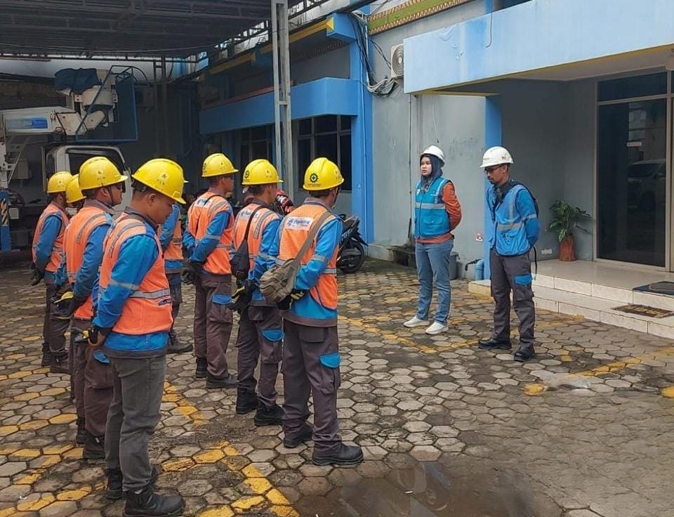 Ulfah Nisa Fitri, Manager PLN ULP Karang melaksanakan briefing kepada petugas Pelayanan Teknik (Yantek) saat Siaga RAFI 2024 || Foto: PLN UID Lampung