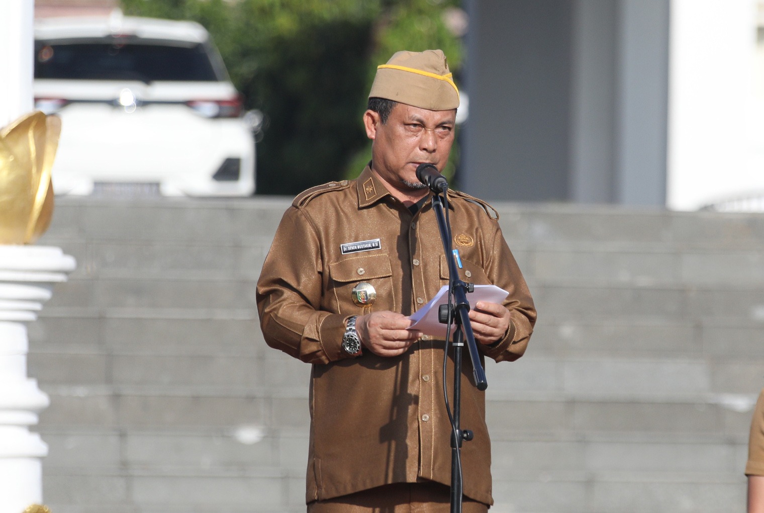 Senen Mustakim Asisten Administrasi Umum menjadi Pembina Apel Mingguan di Lapangan Korpri Kantor Gubernur, Bandar Lampung || Foto: Adpim Pemprov Lampung