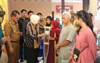 Ketua Umum PKDL Riana Sari Arinal menyerahkan bantuan sosial dari program Yansos Jejama kepada penyandang disabilitas, di Lampung Utara || Foto: Adpim Pemprov Lampung