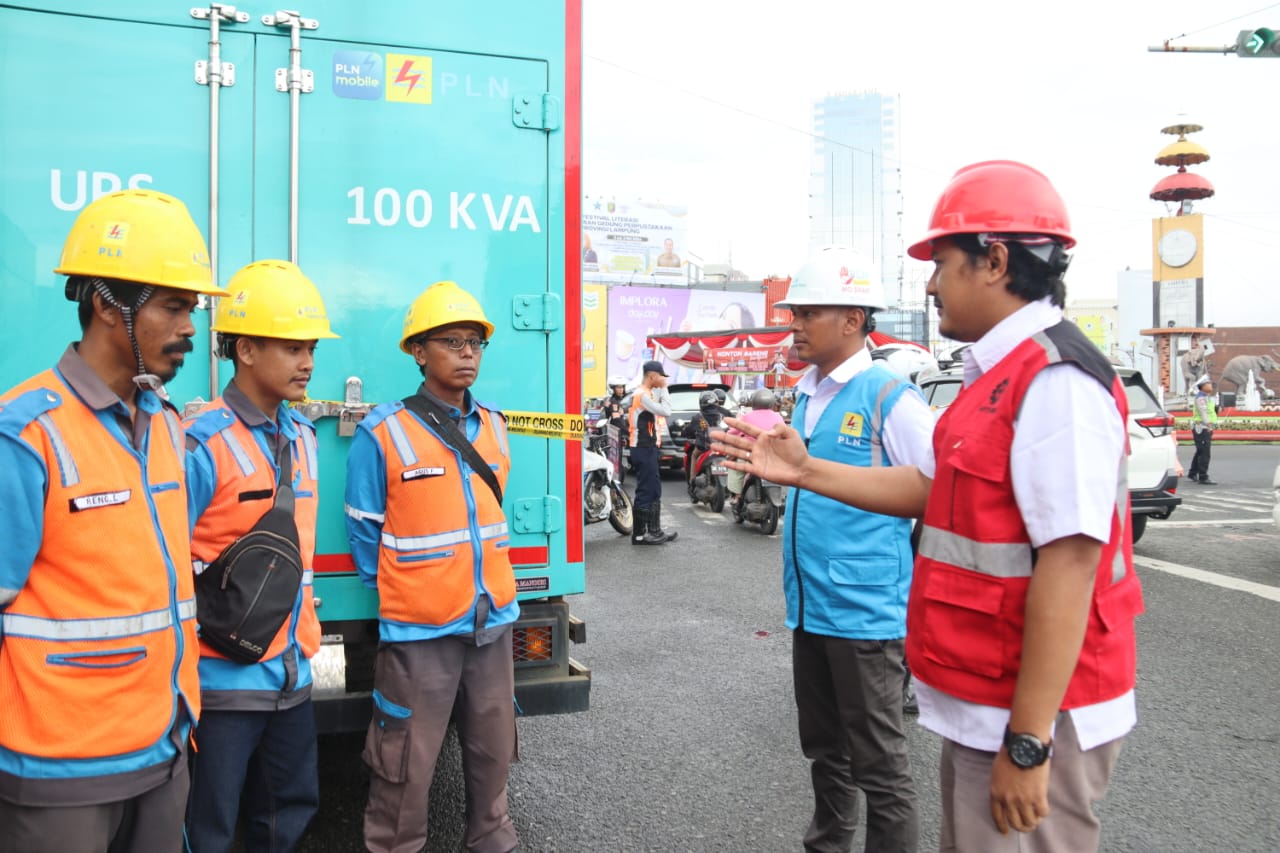 Petugas Pelayanan Teknik (Yantek) PLN ULP Karang bersiaga di lokasi Nonton Bareng (Nobar) Semifinal AFC Asian Cup di Tugu Adipura Bandar Lampung || Foto: PLN UID Lampung