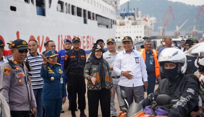 Tinjau Arus Mudik di Pelabuhan Panjang, Walikota Eva Dwiana Doakan Pemudik