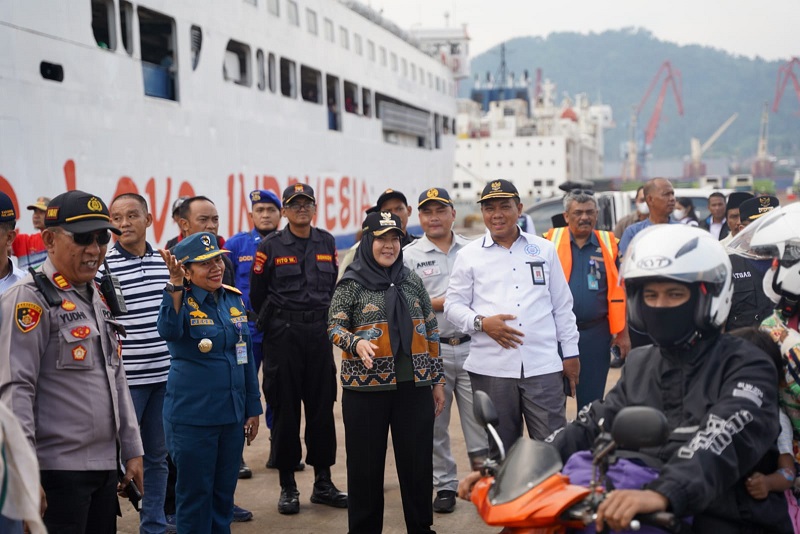 Walikota Eva Dwiana tinjau arus balik di pelabuhan panjang || Foto: Dok Prokopim Pemkot Bandar Lampung