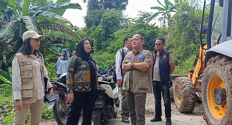 Walikota Eva Dwiana dan Tim Ahli BNPB Pusat tengah memantau pengerjaan sodetan kali di Umbul Kunci
