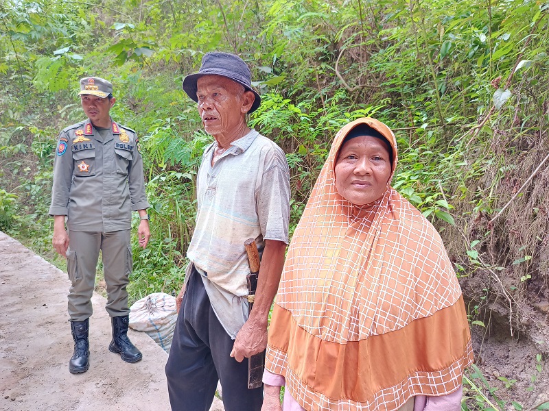 Soleha (64) dan Amin (65) mendapatkan umroh gratis saat menjajakan dagangannya ke Walikota Eva Dwiana || Foto: 5W1HINDONESIA.ID