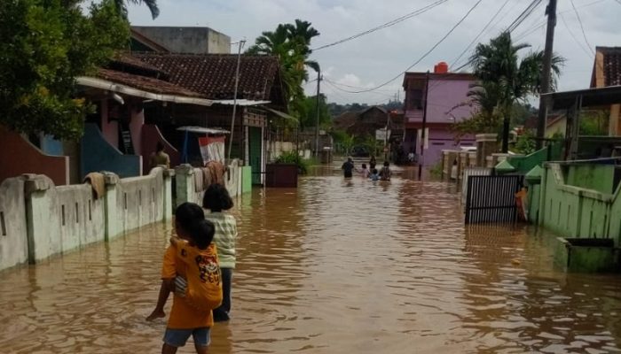 Banjir Rendam 5 Wilayah Bandar Lampung, BPBD Terjunkan Personil Bantu Evakuasi Warga