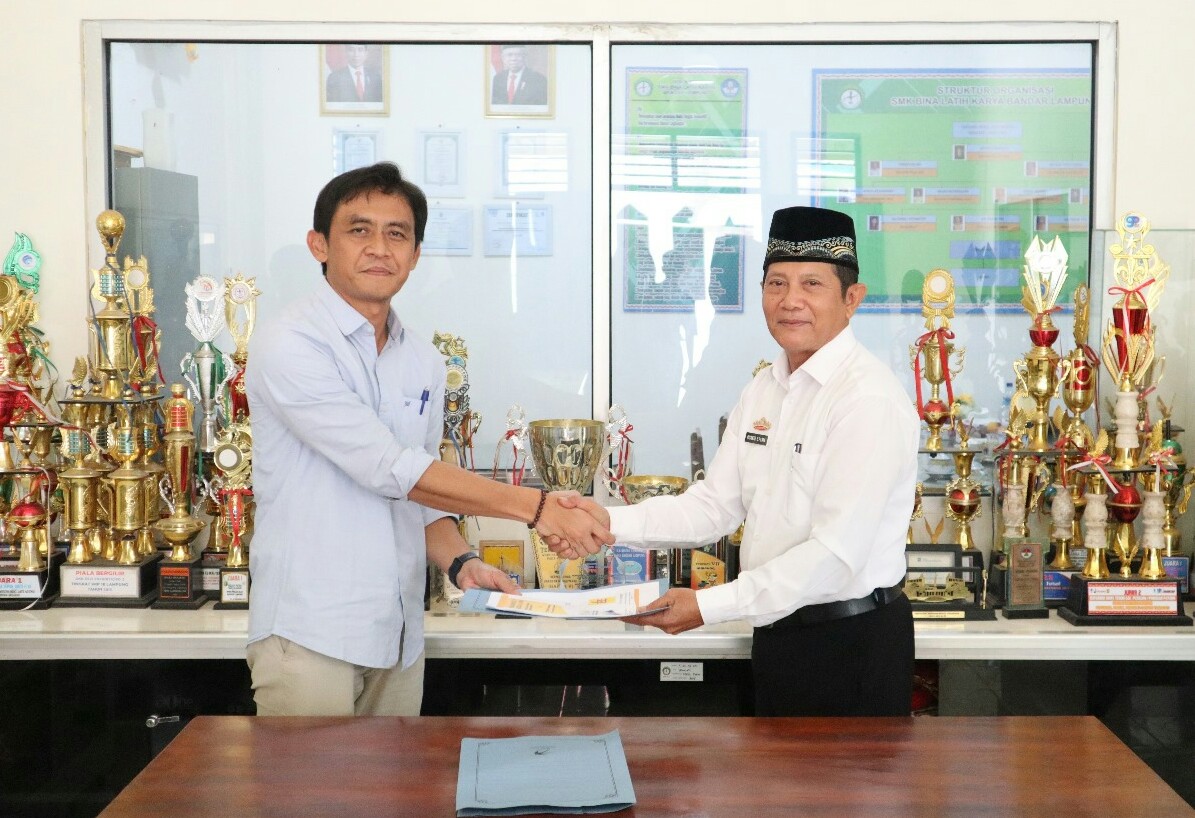 Wahyudi, Senior Manager KKU PLN UID Lampung (kiri) dan Riyanto, S.Pd., M.M. selaku Kepala SMK BLK Bandar Lampung saat penandatanganan kerjasama pengembangan pendidikan || Foto: PLN UID Lampung