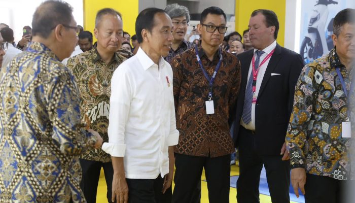 Dikunjungi Presiden Jokowi, Dirut PLN Paparkan Kesiapan Ekosistem Kendaraan Listrik di Booth PLN di PEVS 2024