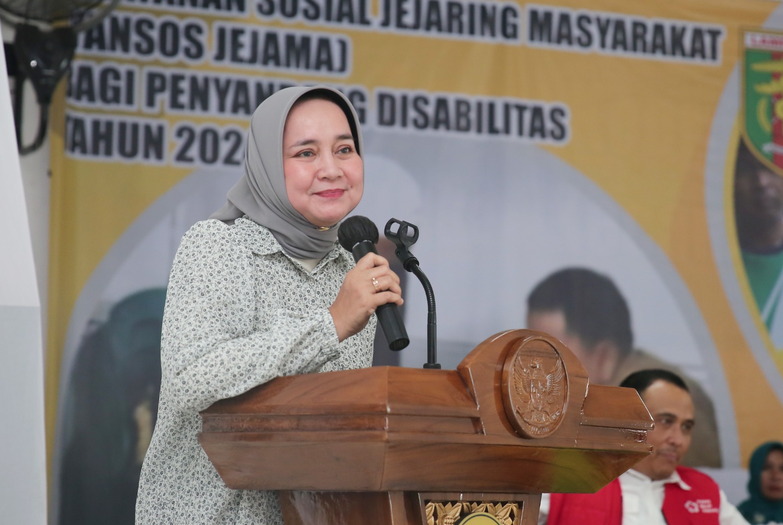 Ketua Umum PKDL, Riana Sari Arinal saat menghadiri penyerahan bantuan sosial dari program Yansos Jejama kepada penyandang disabilitas, di Aula Kecamatan Gading Rejo, Pringsewu || Foto: Adpim Pemprov Lampung