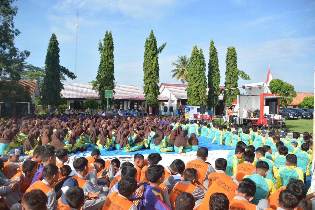 Antusias para siswa siswi SMP Negeri 1 Abung Semuli, Lampung Utara yang mengikuti gelaran SiMolek Goes to School yang digelar OJK Provinsi Lampung bersama dengan BI dan PT BPD Lampung) || Foto: Istimewa