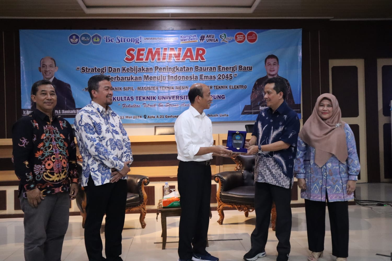 Komisaris Independen PT PLN (Persero), Arcandra Tahar menerima plakat penghargaan sebagai narasumber seminar EBT di Fakultas Teknik Unila || Foto: PLN UID Lampung