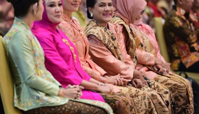 Kenakan Kebaya Disulam dengan Benang Tapis, Ibu Negara Iriana Hadiri HUT Dekranas Ke-44 di Solo