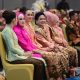 Ibu Negara Iriana Jokowi, beserta jajaran Ketua Dekranas, dan rombongan Ibu Oase-KIM menggunakan kebaya yang disulam dengan benang tapis || Foto: Adpim Pemprov Lampung