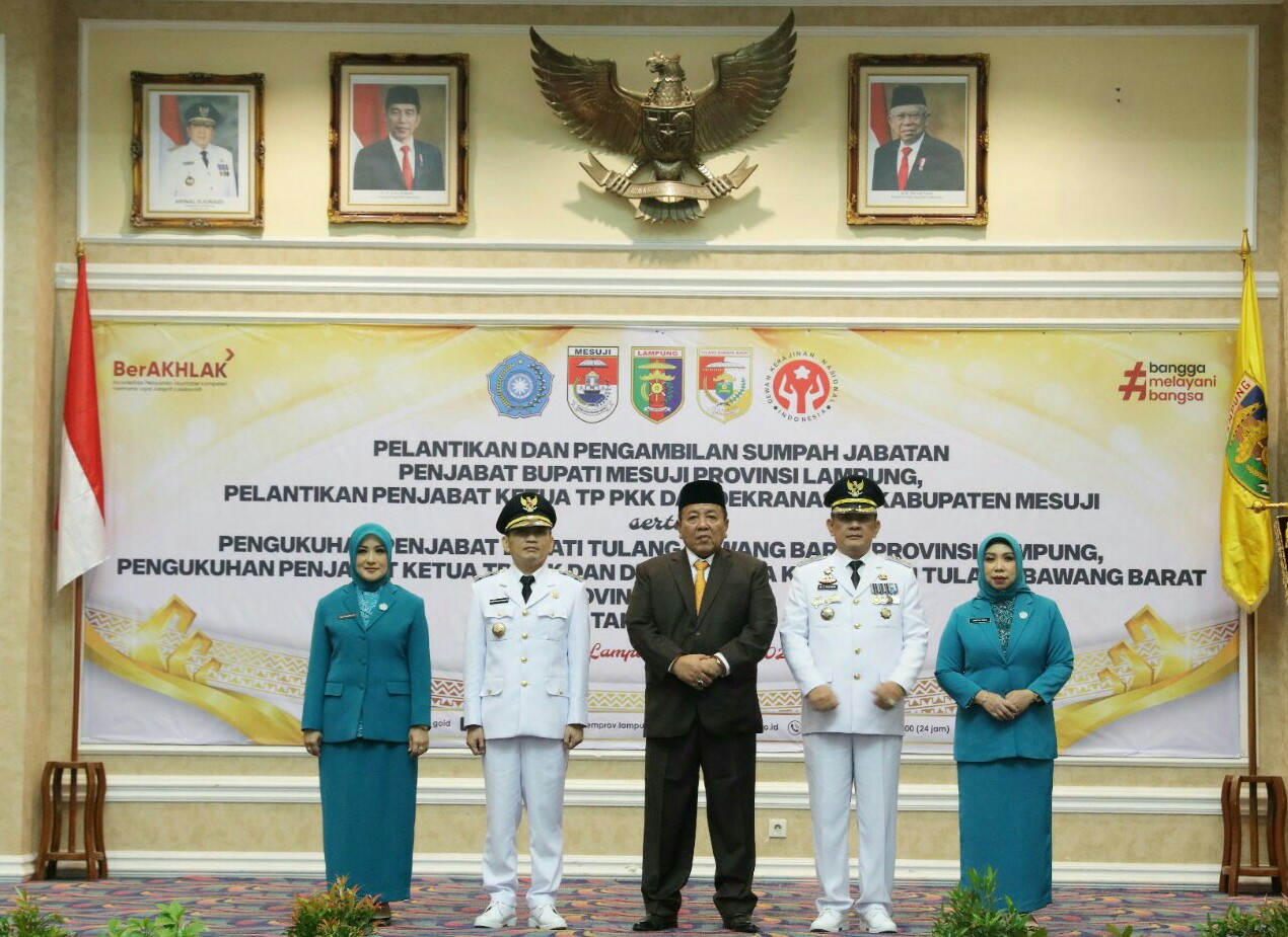 Gubernur Lampung Arinal Djunaidi melantik Kepala Dinas ESDM Provinsi Lampung Febrizal Levi Sukmana sebagai Penjabat (Pj) Bupati Mesuji dan menyerahkan SK Perpanjangan Masa Jabatan kepada Kepala Badan Kesbangpol Provinsi Lampung Muhammad Firsada sebagai Pj Bupati Tulang Bawang Barat || Foto: Adpim Pemprov Lampung