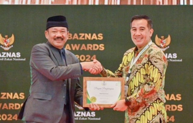 Bupati Pesawaran Dendi Ramadhona dianugerahi penghargaan oleh Badan Amil Zakat Nasional (Baznas) pada Penganugerahan Baznas Award 2024 || Foto: Istimewa
