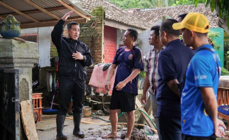 Bupati Pesawaran Dendi Ramadhona meninjau wilayah terdampak banjir di Dusun Hayam, Desa Bunut, Kecamatan Way Ratai || Foto: Istimewa