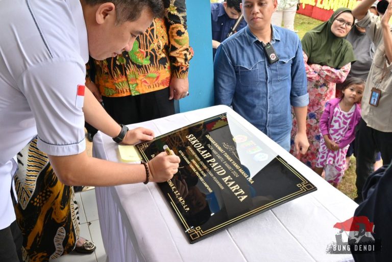 Ketua Karang Taruna Provinsi Lampung Dendi Ramadhona, meresmikan sekolah Pendidikan Anak Usia Dini (PAUD) KARTA (Karang Taruna) di Desa Umbul Pelem, Kecamatan Gedong Tataan || Foto: Istimewa