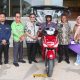 Pemkab Pesawaran bersama Kementerian Sosial RI melalui Sentra Handayani Jakarta memberikan bantuan sosial berupa kendaraan roda tiga kepada penyandang disabilitas || Foto: Istimewa