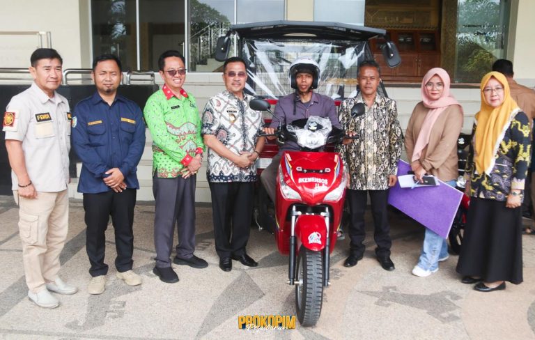 Pemkab Pesawaran bersama Kementerian Sosial RI melalui Sentra Handayani Jakarta memberikan bantuan sosial berupa kendaraan roda tiga kepada penyandang disabilitas || Foto: Istimewa