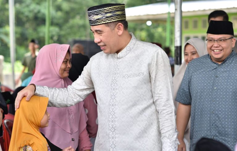 Bupati Pesawaran Dendi Ramadhona, menyerahkan bantuan kepada masyarakat di Kecamatan Tegineneng dan Negeri Katon || Foto: Istimewa