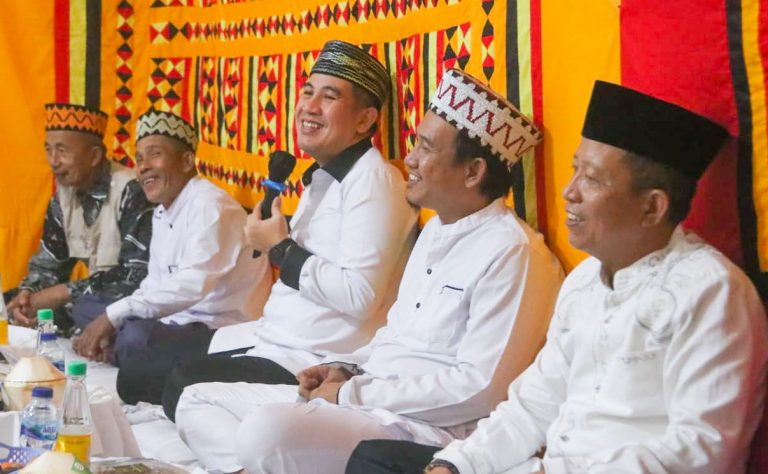Bupati Pesawaran Dendi Ramadhona, bersilaturahmi dengan Majelis Punyimbang Adat Lampung (MPAL) Kabupaten Pesawaran di Kantor Sekretariat MPAL Kab. Pesawaran || Foto: Istimewa