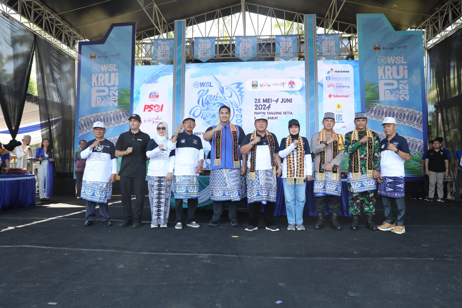Gubernur Lampung Arinal Djunaidi dan Menpora RI Dito Ariotedjo saat Pembukaan World Surf League (WSL) Krui Pro Qualyfing Series (QS) 5000 Tahun 2024 di Pantai Tanjung Setia, Kabupaten Pesisir Barat || Foto: Adpim Pemprov Lampung