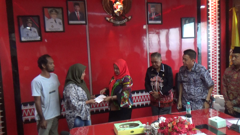 Walikota Eva Dwiana berikan santunan Rp 50 juta kepada korban kebakaran || Foto: 5W1HINDONESIA.ID