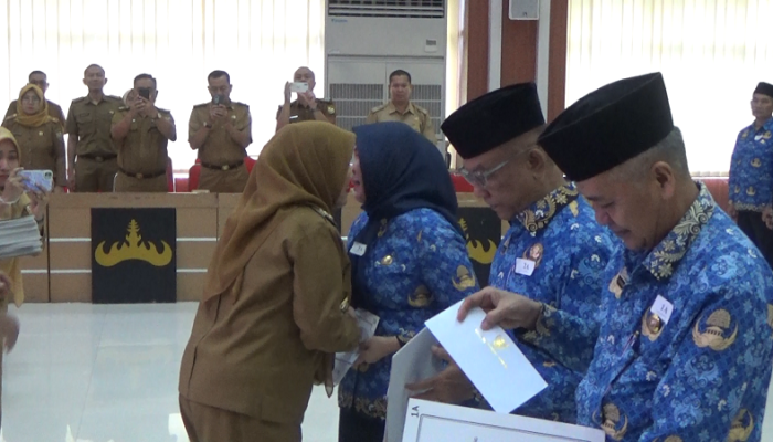 Wali Kota Bandar Lampung Serahkan SK Pensiun kepada 115 PNS