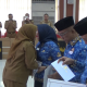 Walikota Eva Dwiana serahkan SK pensiun kepada ASN || Foto: 5W1HINDONESIA.ID