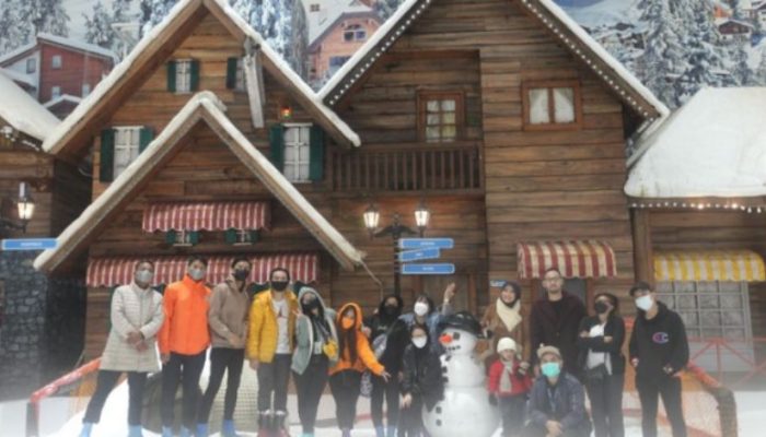 Trans Snow World Bintaro Transpark: Jam Buka, Rute, Harga Tiket Masuk & Daya Tariknya