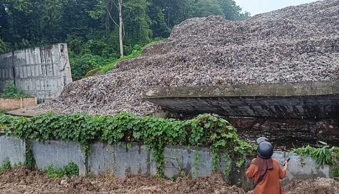 Dinding Pembatas TPA Bakung Seharga 5 Miliar Ambruk, Warga Sekitar Khawatir Longsor