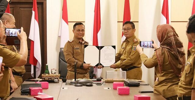 Asisten Administrasi Umum Senen Mustakim menyerahkan Surat Penugasan Plh Bupati Mesuji kepada Kepala Disdukcapil Provinsi Lampung Lukman || Foto: Adpim Pemprov Lampung