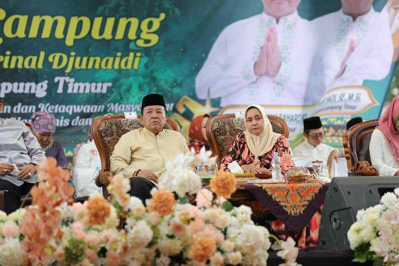 Gubernur Lampung Arinal Djunaidi dan Ketua TP PKK Provinsi Lampung Ibu Riana Sari Arinal menghadiri Pengajian Akbar di Lapangan Merdeka, Kecamatan Batanghari, Kabupaten Lampung Timur || Foto: Adpim Pemprov Lampung