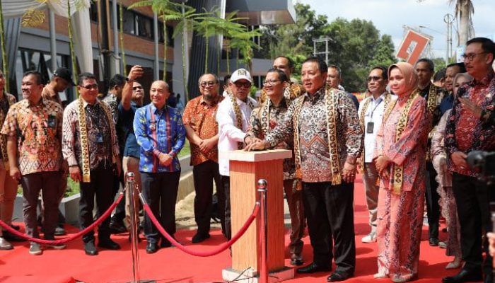 Bersama Asisten Deputi Teknologi dan Informasi Kementerian BUMN, Gubernur Arinal Resmikan Pasar UMKM Lampung di PKOR Way Halim