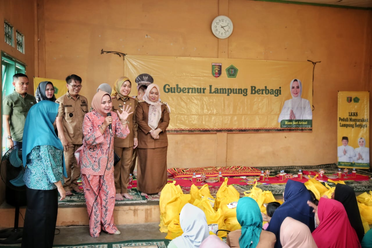 Ketua Lembaga Koordinasi Kesejahteraan Sosial (LKKS) Provinsi Lampung Riana Sari Arinal membagikan 200 paket sembako kepada warga di Balai Pekon Sukabanjar, Kecamatan Gunung Alip, Kabupaten Tanggamus || Foto: Adpim Pemprov Lampung