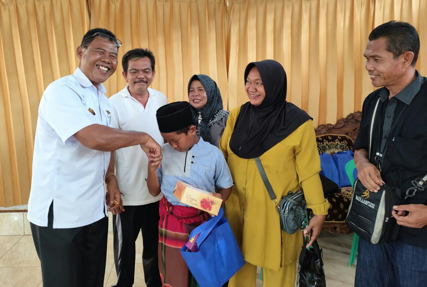 Kepala Desa Pekalongan Mujio (kiri) saat memberikan semangat kepada peserta sunat massal dalam rangka memperingati HUT Desa Pekalongan ke-52 || Foto: Istimewa