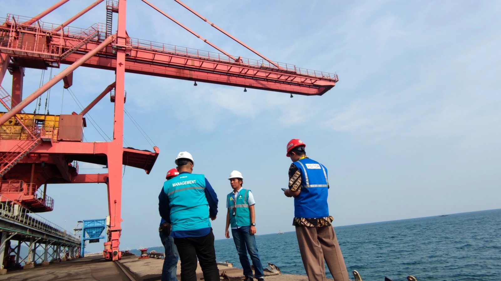 GM PLN UID Lampung, Sugeng Widodo didampingi Senior Manager Niaga dan Manajemen Pelanggan, Wira Bhakti Dharma meninjau PLTU Sebalang bersama Manager PLN Nusantara Power Unit Pembangkitan Sebalang, Otniel Marrung || Foto: Istimewa