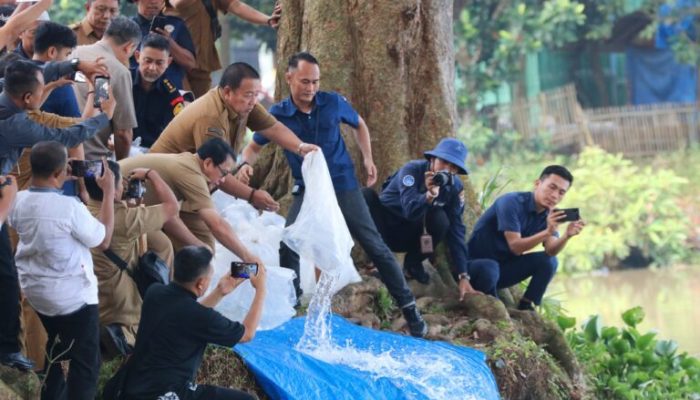 Gubernur Lampung Tebar Benih Ikan di Dam Raman Metro
