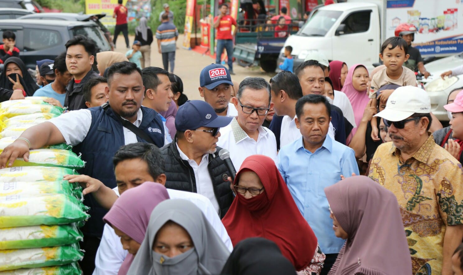 Plh. Gubernur Lampung Fahrizal Darminto mendampingi Menteri Perdagangan Republik Indonesia Zulkifli Hasan melakukan pemantauan harga dan pasokan bahan kebutuhan pokok di Pasar Natar || Foto: Adpim Pemprov Lampung