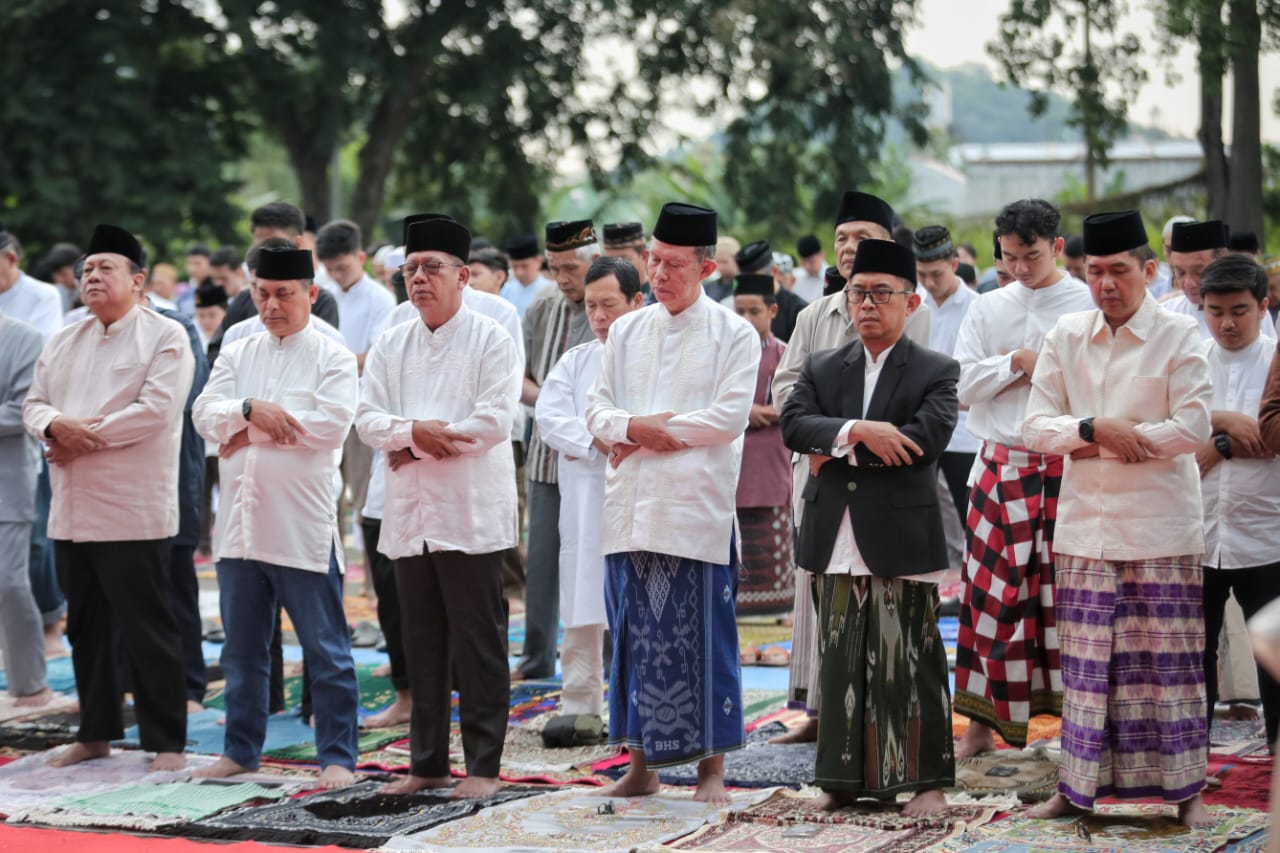 Plh. Gubernur Lampung Fahrizal Darminto bersama jajaran Pemerintah Provinsi Lampung melaksanakan Salat Idul Adha 1445 H/2024 M di Lapangan Saburai Enggal Bandar Lampung || Foto: Adpim Pemprov Lampung